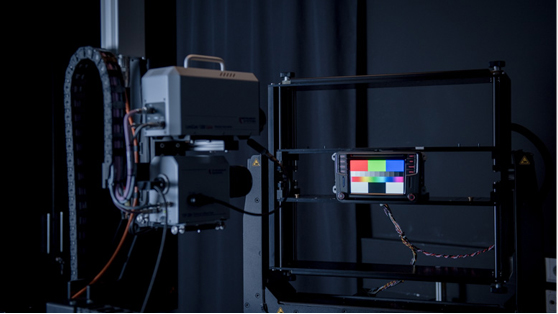 Blick in das Optiklabor bei der Messung eines Infotainment-Displays